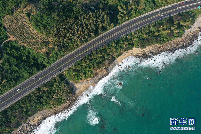 這是海南環(huán)島高速一景